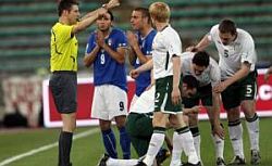 Pazzini espulso dopo 3 minuti, si accendo le polemiche