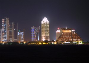 Vista nocturna de Doha donde se puede observar el Hotel Sheraton